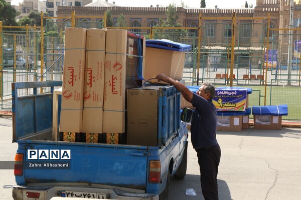 آیین بدرقه کاروان مهر با نشاط با هدف تجهیز وسایل ورزشی برای مدارس