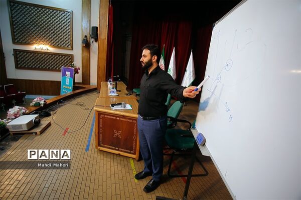 کارگاه‌های آموزشی گفتمان پیشرفت علم و تبیین بیانیه گام دوم انقلاب برای نمایندگان مجلس دانش‌آموزی