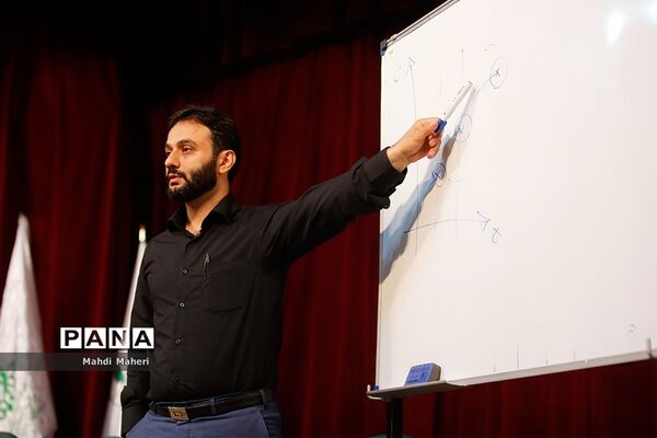 کارگاه‌های آموزشی گفتمان پیشرفت علم و تبیین بیانیه گام دوم انقلاب برای نمایندگان مجلس دانش‌آموزی