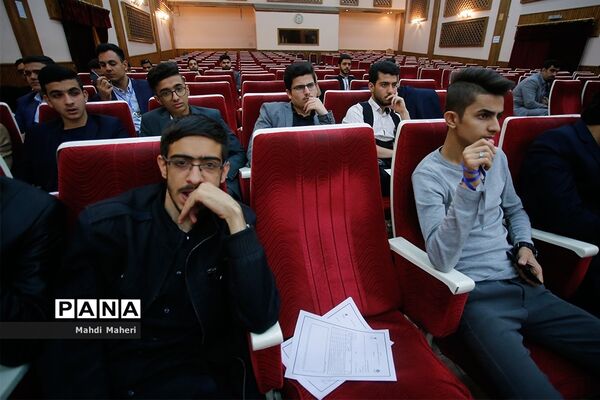 کارگاه‌های آموزشی گفتمان پیشرفت علم و تبیین بیانیه گام دوم انقلاب برای نمایندگان مجلس دانش‌آموزی