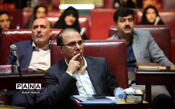 روشنی: نطق دانش‌آموزان در مجلس دانش‌آموزی را به وزیر آموزش و پرورش می‌دهیم