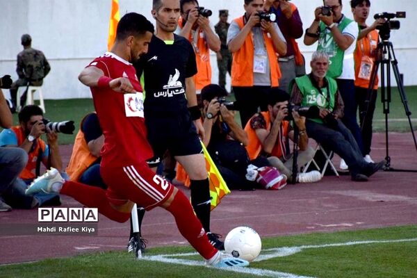 دیدار تیم‌هاى فوتبال تراکتور و گل گوهر سیرجان