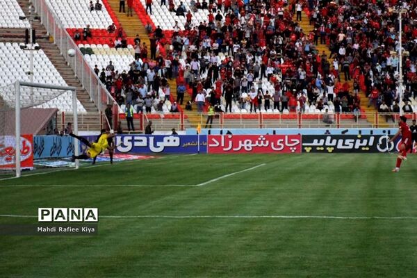 دیدار تیم‌هاى فوتبال تراکتور و گل گوهر سیرجان