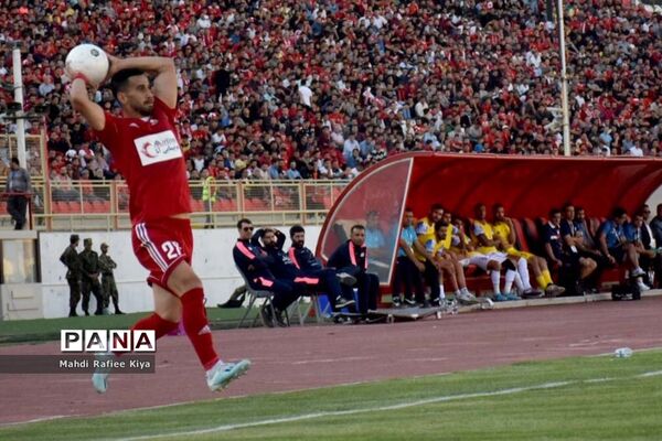 دیدار تیم‌هاى فوتبال تراکتور و گل گوهر سیرجان