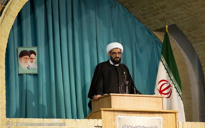 مسئولان، مناصب خود را مدیون خون شهدا هستند