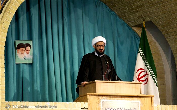مسئولان، مناصب خود را مدیون خون شهدا هستند
