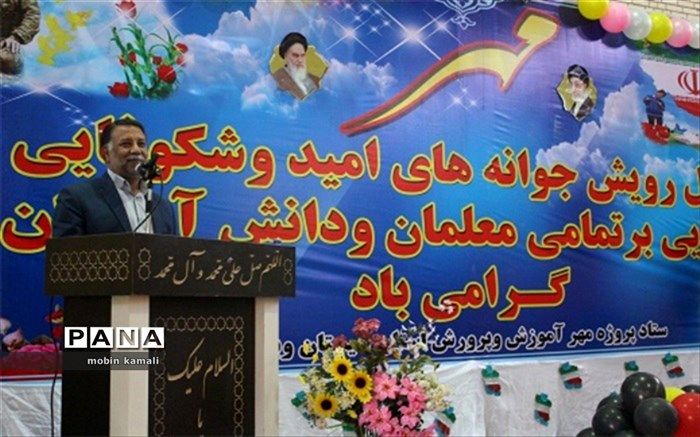 مراسم محوری نواخته شدن زنگ غنچه ها و شکوفه ها در سیستان و بلوچستان برگزار شد