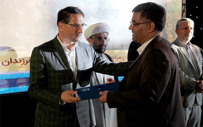 قاضی نی‌ریزی،  نمونه کشور شد