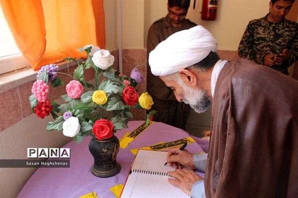 نمایشگاه هفته دفاع مقدس در آموزشگاه حضرت خدیجه(س) اسلامشهر