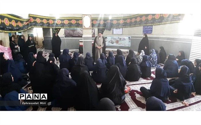 برگزاری نمازجماعت  دانش آموزان دبیرستان حدیث کسا شهرری