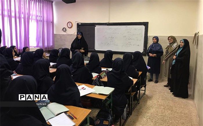 بازدید مدیر آموزش و پرورش منطقه 8 از دبیرستان پروین اعتصامی