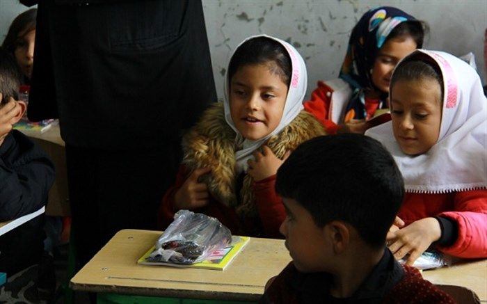 بسته های فرهنگی و لوازم التحریر به دانش آموزان کم بضاعت ناحیه ۲ اردبیل اهداشد