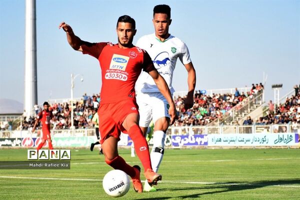 دیدار تیم‌های فوتبال ماشین سازی تبریز و پرسپولیس