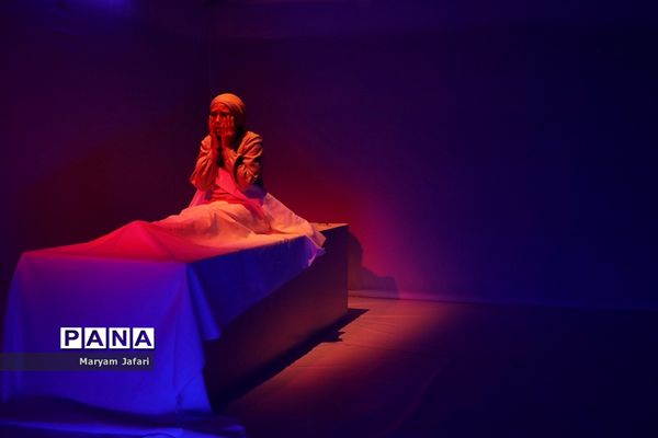 نمایش «فقط چهل روزه بودم»