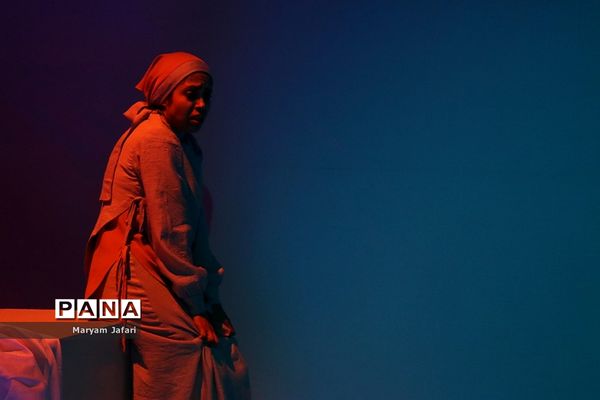 نمایش «فقط چهل روزه بودم»