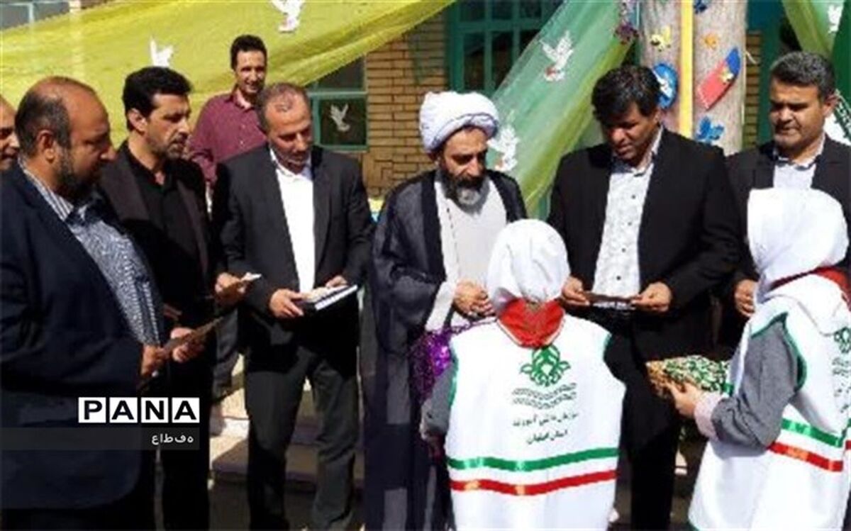 هدف از جشن عاطفه‌ها  آشنایی دانش آموزان به کمک کردن و تربیت عاطفی است