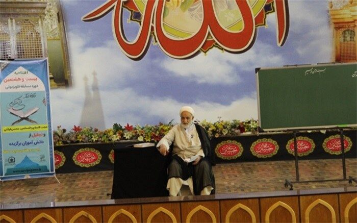 قرائتی: دوستانی را برگزینید که اهل نماز باشند و به پدر و مادرشان خدمت کند