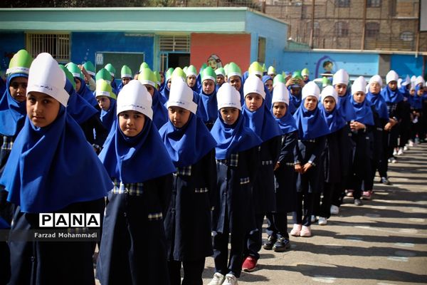 نواختن زنگ جشن عاطفه‌ها در چهاردانگه