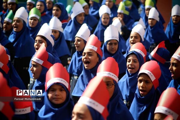 نواختن زنگ جشن عاطفه‌ها در چهاردانگه