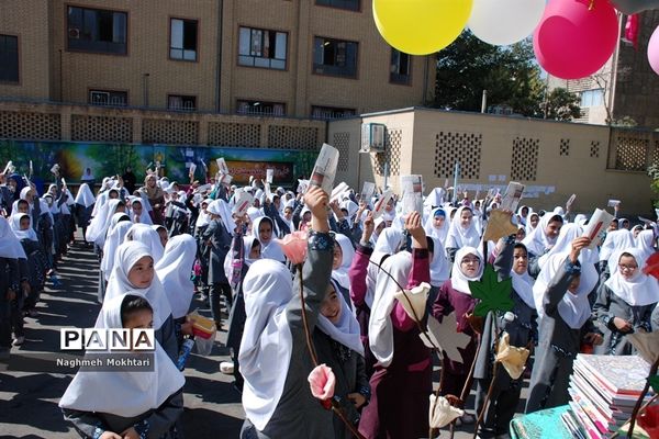 برگزاری آیین مهرعاطفه‌ها در مدارس ناحیه یک ری