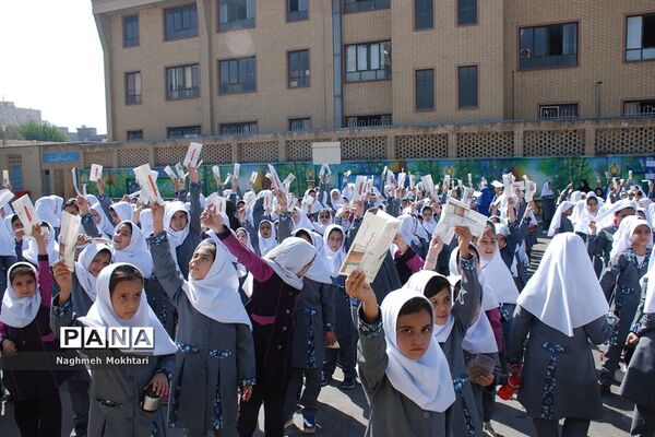 برگزاری آیین مهرعاطفه‌ها در مدارس ناحیه یک ری