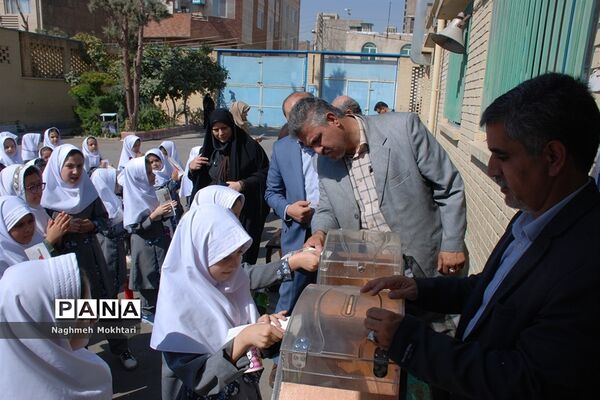 برگزاری آیین مهرعاطفه‌ها در مدارس ناحیه یک ری