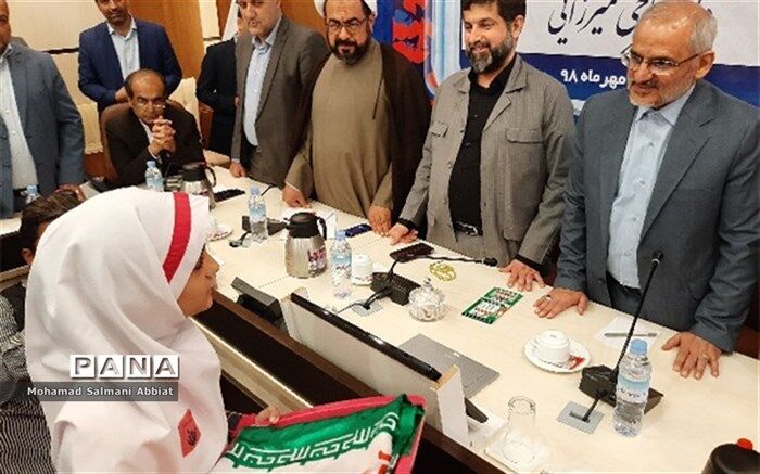 قدردانی وزیر آموزش و پرورش از دانش‌آموزی که بر پرچم ایــران بوسه زد