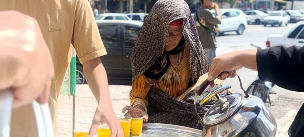 توزیع شربت و شیرینی به مناسبت میلاد پیامبر اسلام (ص) 
