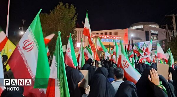 کاروان پیاده در میدان آزادی یزد