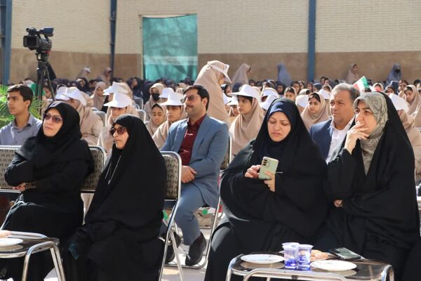 مراسم جشن ملی عاطفه‌ها در دبیرستان دخترانه شهید دکتر پاکنژاد یزد 