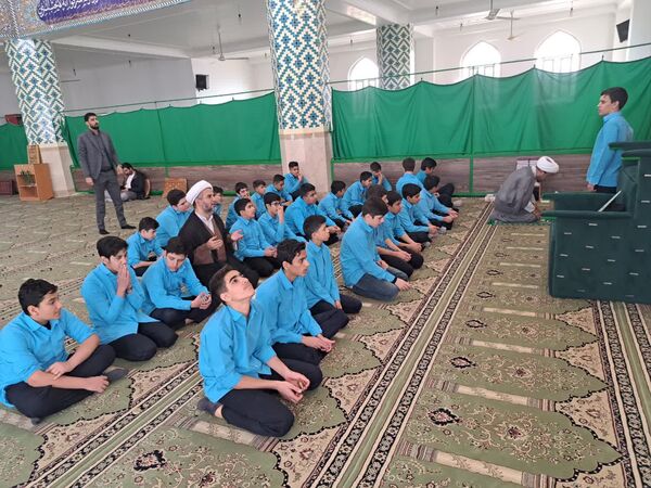 جشنِ تکلیفِ «به وقتِ میهن خدایی» دانش آموزان اشکذری همراه دستبوسی مادر