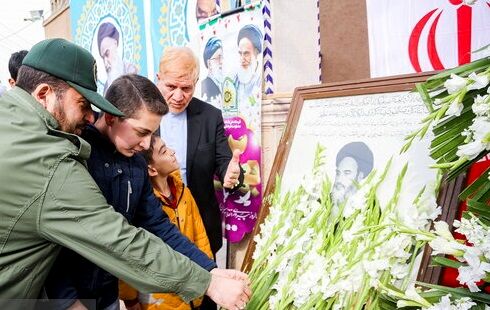 گلباران بیت امام خمینی(ره) در نخستین روز از دهه فجر انقلاب اسلامی

