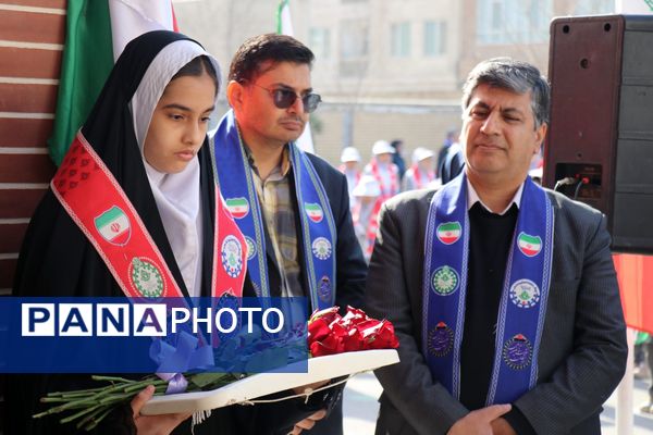 برگزاری برنامه نمادین استانی و مانور تشکیلاتی یاوران انقلاب در خراسان رضوی