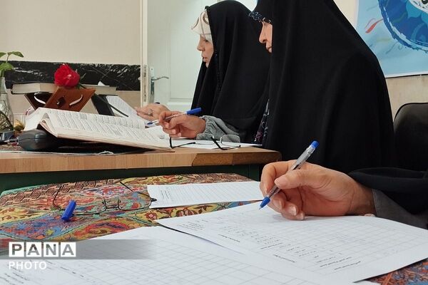 قرآن ، عترت و نماز ؛ سه نشانه برای راهیابی به روشنایی