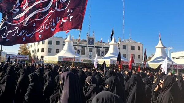 بدرقه پیکر مطهر ۱۳ شهید گمنام در اجتماع عظیم فاطمیون مشهد
