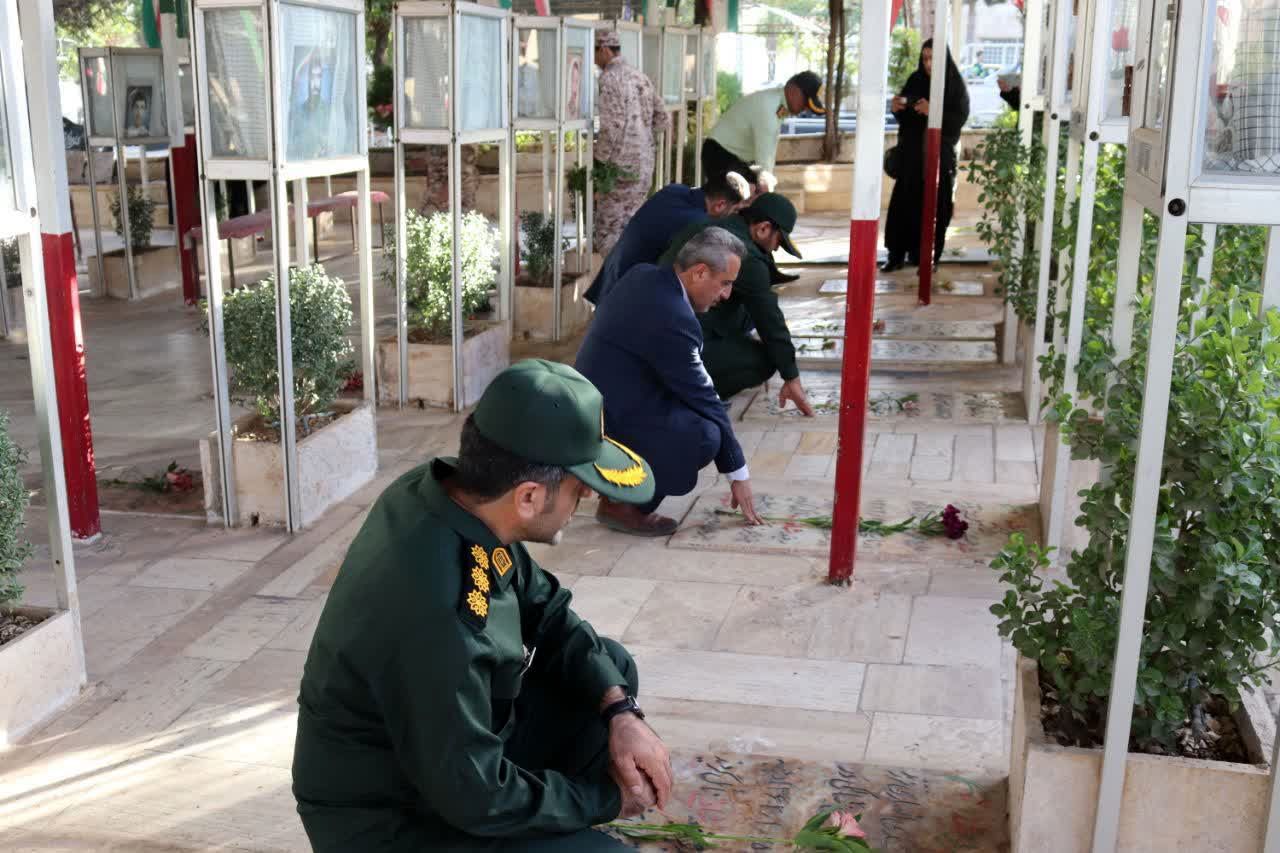  حال و هوای خاص گلباران مزار شهدا در گلزار شهدای شهرستان محلات