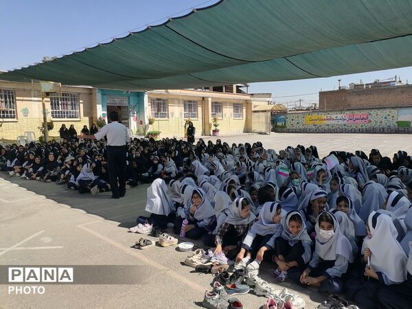 آموزش ایمنی و اطفاء حریق در دبستان ناهید نخودی نیشابور 