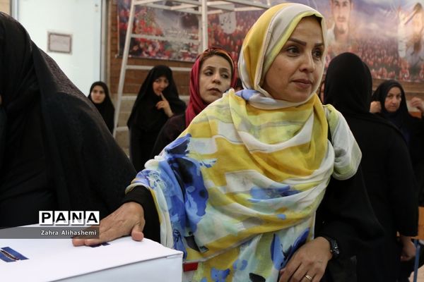 مراسم انتخابات انجمن اولیا و مربیان در مدرسه آیین روشن