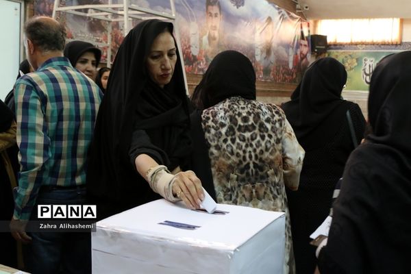 مراسم انتخابات انجمن اولیا و مربیان در مدرسه آیین روشن