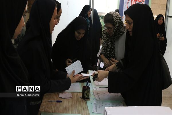 مراسم انتخابات انجمن اولیا و مربیان در مدرسه آیین روشن