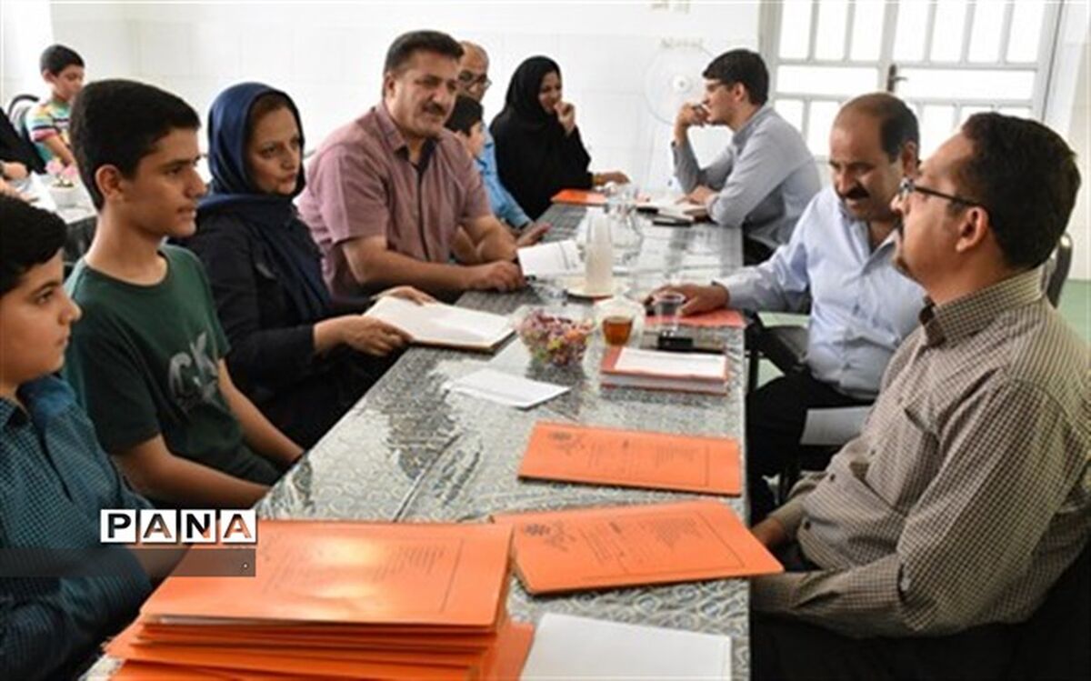 اولیای دانش آموزان در فعالیت‌های مدارس مشارکت کنند