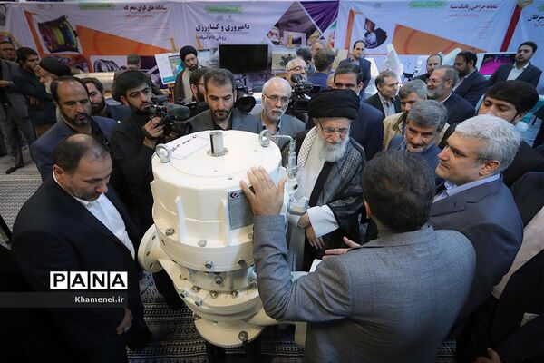 بازدید رهبر انقلاب اسلامی از نمایشگاه شرکت‌های دانش‌بنیان و فناوری‌های برتر