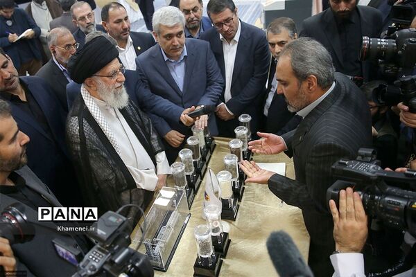 بازدید رهبر انقلاب اسلامی از نمایشگاه شرکت‌های دانش‌بنیان و فناوری‌های برتر