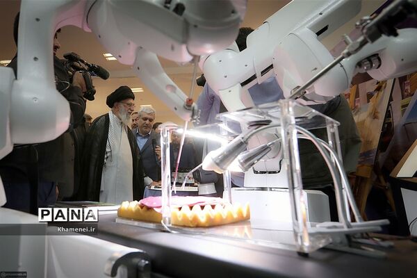 بازدید رهبر انقلاب اسلامی از نمایشگاه شرکت‌های دانش‌بنیان و فناوری‌های برتر