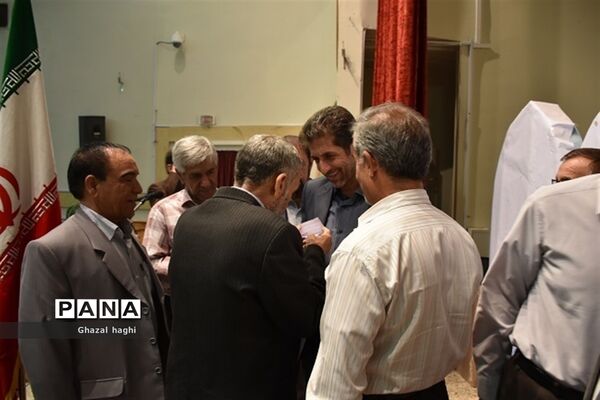 نشست صمیمانه مدیرکل و مسئولان آموزش و پرورش استان کرمانشاه با فرهنگیان بازنشسته