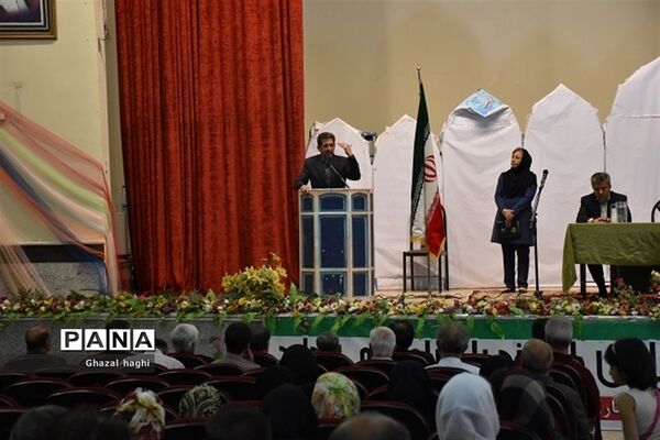 نشست صمیمانه مدیرکل و مسئولان آموزش و پرورش استان کرمانشاه با فرهنگیان بازنشسته