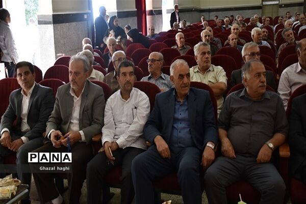 نشست صمیمانه مدیرکل و مسئولان آموزش و پرورش استان کرمانشاه با فرهنگیان بازنشسته