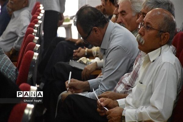 نشست صمیمانه مدیرکل و مسئولان آموزش و پرورش استان کرمانشاه با فرهنگیان بازنشسته