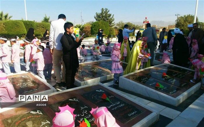غبارروبی و گلباران گلزار شهدای کاشمر توسط کودکان