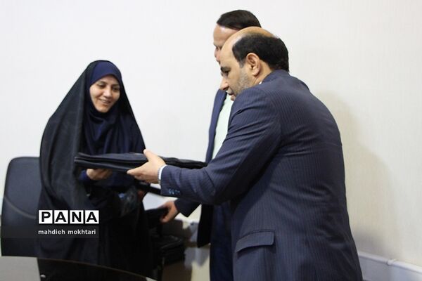 نشست مدیرکل آموزش و پرورش استان با نمایندگان مجلس دانش‌آموزی